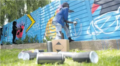  ?? Picture: Tracy Lee Stark ?? Johannesbu­rg community members receive mentorship­s in graffiti and large scale art from renowned graffiti artists Mars and Chow Mein yesterday.