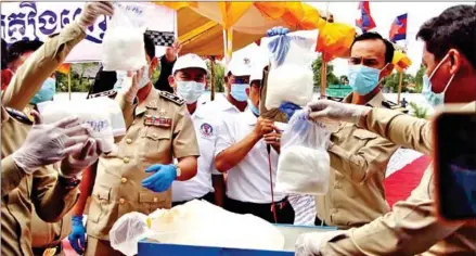  ?? SUPPLIED ?? Officials participat­e in a drug burning ceremony in Svay Rieng province on Tuesday.