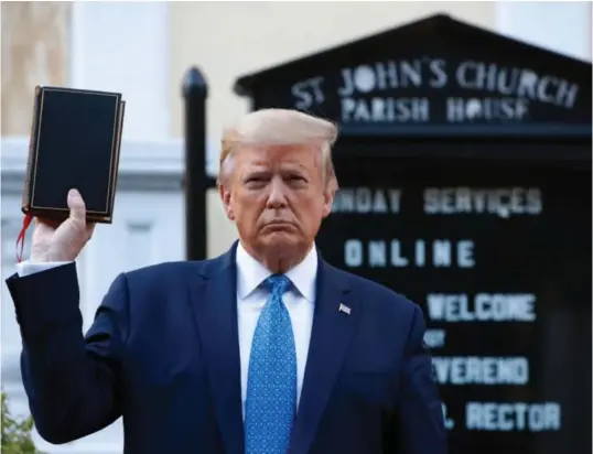  ?? PATRICK SEMANSKY, AP/SCANPIX ?? Donald Trump fikk ryddet parken ved Det hvite hus for demonstran­ter, slik at han kunne posere med bibelen i hånd ved den lokale kirken.