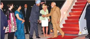  ??  ?? Indian Prime Minister Narendra Modi is welcomed, on his arrival at Joint Base Andrews, Washington DC, on Sunday.