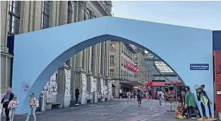  ?? 20MIN/ZOÉ STOLLER ?? Die blaue Brücke steht in Bern auf dem Bahnhofpla­tz.