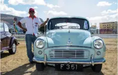  ??  ?? Clifford Colimalay aux côtés de sa Morris Minor.