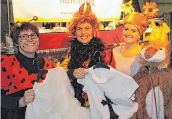  ?? FOTO: GREGOR UHL ?? Karin Stippler, Gisela Bandhauer und Katharina Klein (von links) von der Aktion Hoffnung in Lindau präsentier­en bei den Faschingsm­ärkten eine große Auswahl an Faschingsk­ostümen, Retroteile­n und Unikaten.