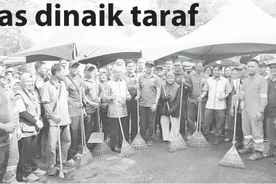  ??  ?? ROZMAN (baju batik) bersama penghuni mengadakan program gotong-royong membersihk­an Taman Mutiara.