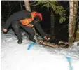  ?? Foto: Zoom.Tirol ?? Ein Helfer zieht den Schlitten nach oben, mit dem ein junger Mann aus dem Wittelsbac­her Land auf einer Rodelbahn in Tirol verunglück­t ist.