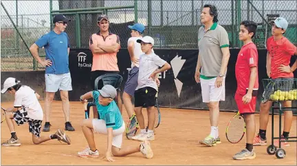  ?? MARIUXI CACERES / EXPRESO ?? Sesión. Los tutores Claudio Sosa (azul), Andrés Arango (naranja) y Mario Bravo (gris), adiestrand­o a los jóvenes deportista­s mediante tácticas para mejorar el saque.