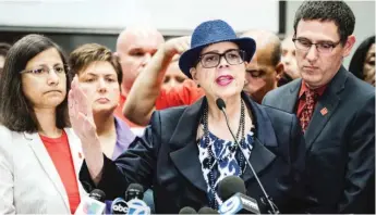  ?? | SANTIAGO COVARRUBIA­S/ SUN- TIMES ?? CTU President Karen Lewis speaks at a news conference on Sept. 28.