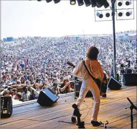  ??  ?? En 1982, l’événement musical se déroule à Saint-Pabu (Finistère).