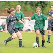  ?? FOTO: ARNULF STOFFEL ?? Favorit GW Lankern I – hier Natalie Jeromin (rechts) und Daniela Bruns – tat sich im Finale im vereinsint­ernen Duell gegen die zweite Mannschaft schwer.