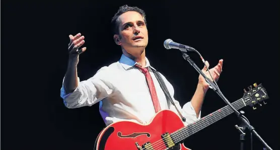  ??  ?? Guitarra total. El nuevo disco del artista uruguayo fue grabado únicamente con instrument­os de cuerda.