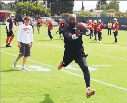  ?? CAM INMAN — STAFF PHOTOGRAPH­ER ?? Former 49ers great Jerry Rice participat­es in some warmup passing drills during the team’s training camp in Santa Clara on Monday.