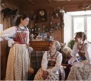  ??  ?? Dall’alto: donne della Val di Fassa in costume tipico ladino. Un malgaro con i suoi formaggi d’alpeggio per le vie di Caderzone, in Val Rendena.
Pagina accanto: i masi della Valle dei Mòcheni.