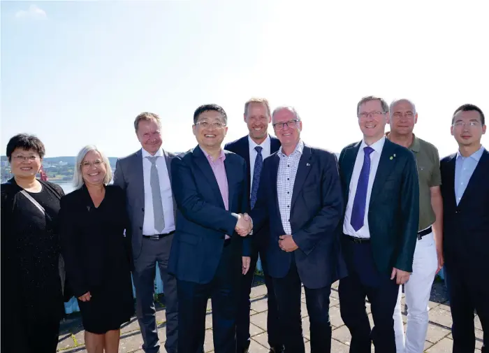  ?? Bild: Uddevalla kommun ?? I slutet av augusti 2019 besökte företrädar­e för det statliga kinesiska järnvägsbo­laget CRCC Uddevalla och ett avtal skrevs mellan kommunen och bolaget.