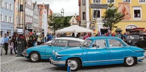  ??  ?? Riesenandr­ang in der Mindelheim­er Innenstadt beim Pfingsttre­ffen der Freunde alter Motorfahrz­euge: Tausende bestaunten die zahlreiche­n Oldtimer und fachsimpel­ten mit den stolzen Besitzern. Das Motto lautete heuer „Vive la France“, deshalb gab es...