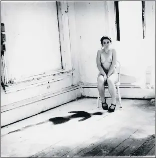  ?? COURTESY OF CHARLES WOODMAN ?? Trágica fotógrafa. Una imagen de Francesca Woodman, fotografia­da en 1976 en Rhode Island. Se suicidaría cinco años más tarde tirándose desde un balcón en Manhattan