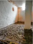  ??  ?? Erinnerung an die Geschichte des Schlosses: der alte Steinboden im Ge wölbekelle­r.