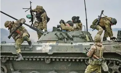 ?? REUTERS ?? Simulacros ofensivos y de asalto ucranianos en la región de Zaporiyia
