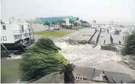  ?? FOTO: DOUGLAS R. CLIFFORD, TAMPA BAY TIMES, AP, NTB SCANPIX ?? STORMFLO: Båter lå veltet mens vannet strømmet over havnen i St. Joe Marina i Florida.