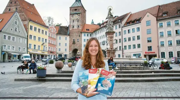  ?? Fotos: Christian Rudnik ?? Der Landsberge­r Hauptplatz ist ein beliebtes Ziel bei Tagestouri­sten. Stefanie Staud vom dort ansässigen Reisebüro Vivell vermittelt dagegen in den Pfingstfer­ien vor allem Reisen in den Süden Europas.