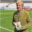  ?? FOTO: KLÜ ?? Frank Mill stellt im Essener Stadion seine Biografie vor.
