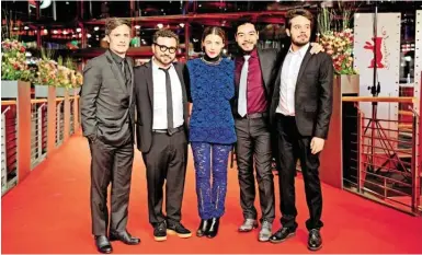  ?? AFP ?? El elenco de la película mexicana Museo durante su paso en la alfombra roja de la Berlinale, cinta que tuvo una buena aceptación entre el público/