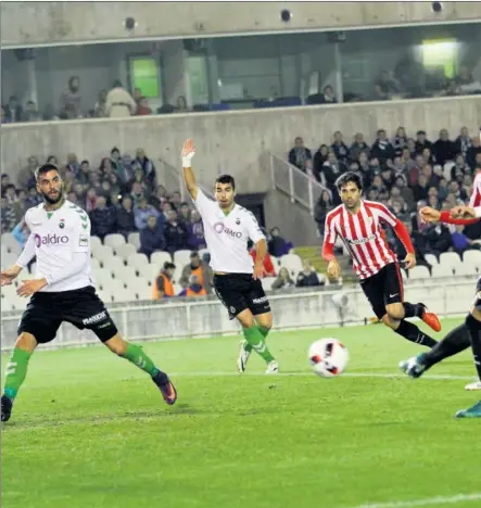  ??  ?? LETAL. Raúl García aprovecha el balón suelto que quedó tras la buena parada del meta Raúl Domínguez a Laporte para anotar el 0-1. Aunque se reclamó, no había fuera de juego.