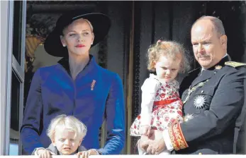  ?? FOTOS: DPA ?? Fürst Albert II. von Monaco mit seiner Frau Fürstin Charlene und den Zwillingen Jacques und Gabriella: Die Geburt der beiden Kinder 2014 veränderte Albert positiv.