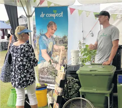  ?? PHOTO: TESSA PAYZE ?? Have you read ALL the instructio­ns? Ben Elms gives composting advice to Ann Fowler at the Wanaka A&amp;P Show.