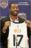  ?? THE ASSOCIATED PRESS ?? Suns’ draft pick Davon Reed holds his jersey Friday in Phoenix.