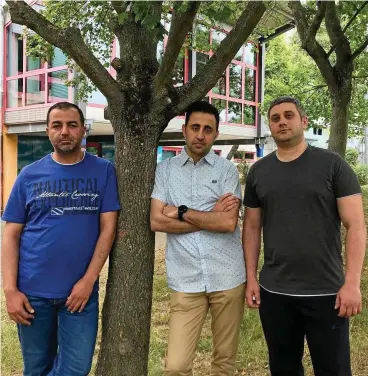  ?? FOTO: ELENA RAUCH ?? Yamen Chuib, Mirie Al Mohammad und Andrei Kazalikasc­hvili vom interkultu­rellen Verein in Gera übernehmen Nachbarsch­aftshilfe beim Einkaufen.