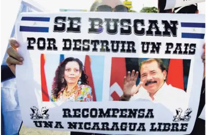  ?? AFP ?? La gente le tira tieso y parejo a Daniel Ortega y a su esposa, Rosario Murillo, ya que están cansados de ellos.