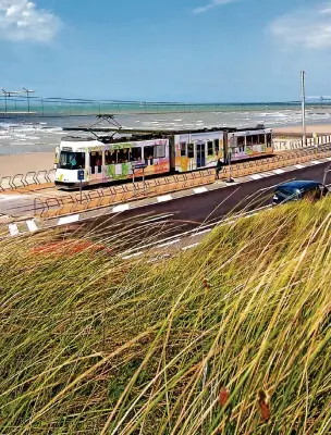  ?? FOTOS: VISIT FLANDERS (1), AXEL BAUMANN (2) ?? Die „Kusttram“bedient 68 Haltestell­en an Flanderns Küste.