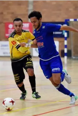  ?? FOTO TOM GOYVAERTS ?? Mohamed Kasmi, hier vorig seizoen links in duel met Khalid Ait Salah van Malle-Beerse.