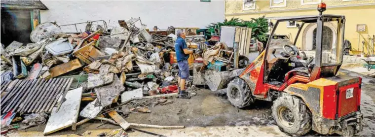  ??  ?? Die Schäden durch das Hochwasser wie hier in der Halleiner Altstadt lassen sich noch nicht wirklich abschätzen. In ganz Österreich ist aber von Dutzenden Millionen Euro auszugehen.