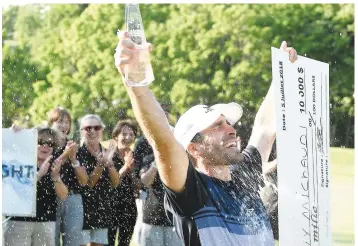  ?? PHOTO JEAN-FRANCOIS DESGAGNÉS ?? Sonny Michaud a été arrosé par plusieurs amis qui s’étaient déplacés pour l’encourager, hier au club de golf Cap-Rouge.