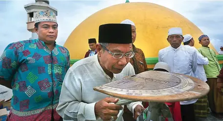  ?? AHMAD KHUSAINI/JAWA POS ?? KHOTUL ISTIWA: KH Masduki Ahyat menunjukka­n alat tradisiona­l yang biasa digunakan untuk melihat hilal di Masjid Al Mabrur, Jalan Nambangan Perak, kemarin.