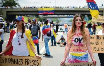  ?? Foto: Ronaldo Schemidt, afp ?? Gezeichnet vom Protest: Auch Töchter und Söhne prominente­r Familien des sozialisti­schen Regimes in Venezuela haben sich der Opposition angeschlos­sen. Hier wird eine Autobahn in Caracas blockiert.