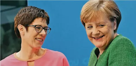 ?? FOTO: DPA ?? CDU-Chefin Angela Merkel stellt Annegret Kramp-Karrenbaue­r im Konrad-Adenauer-Haus in Berlin als neue Generalsek­retärin der Partei vor.