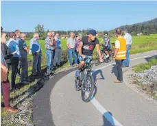  ?? FOTO: OLAF WINKLER ?? Wie es an der 90-Grad-Kurve des Radweges zwischen Weiler und Oberhäuser zugeht, nahmen die Mitglieder des Bau-Ausschusse­s vor Ort in Augenschei­n. Die Situation wird laut ihrem Beschluss jedoch nicht verändert.