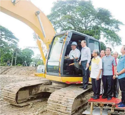  ?? [FOTO LANO LAN/BH] ?? Abdul Rahman merasmikan majlis pelancaran Pembinaan Jambatan Sungai Damit-pekan Tuaran, semalam.