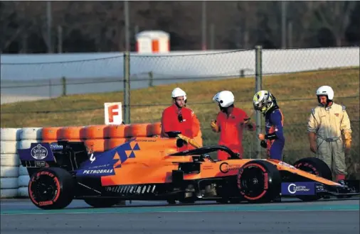  ??  ?? PROBLEMAS. El McLaren de Lando Norris se paró varias veces durante los test de Montmeló provocando algunas banderas rojas en la pista.