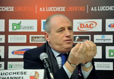  ??  ?? Andrea Bacci durante una conferenza stampa della Lucchese Calcio, di cui è proprietar­io e presidente
