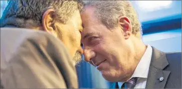  ?? David Rowland ?? MICHAEL FROMAN, the U. S. trade representa­tive, performs hongi ( a traditiona­l Maori greeting) with a Maori elder at the signing of the Trans- Pacific Partnershi­p free- trade agreement in New Zealand.