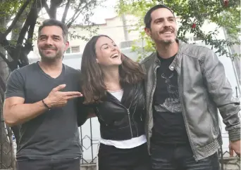  ??  ?? Omar Chaparro, Zuria Vega y Mauricio Ochmann conforman el trío de la historia.