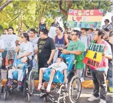  ??  ?? En Mérida, la marcha inició en el Monumento a la Patria del Paseo de Montejo.