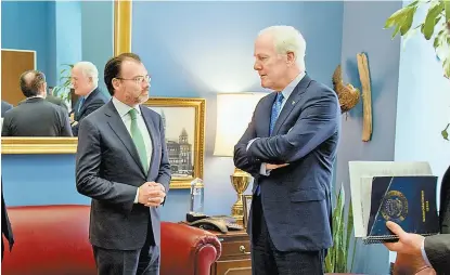  ??  ?? El secretario se reunió con el senador por Texas John Cornyn, en Capitol Hill.