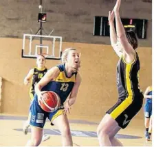  ??  ?? Les filles du GAB se tiennent en embuscade dans le trio de tête, derrière Le Taillan et Coteaux du Luy. (Photo Stewart Abela)