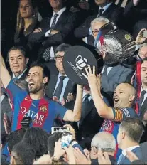  ?? FOTO: J. A. SIRVENT ?? En 2017, ante el Alavés, quiso que ‘Busi’ la alzara con él