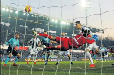 ??  ?? EL EMPATE. Cristiano remató a centímetro­s de la portería para marcar su duodécimo gol en la Serie A.