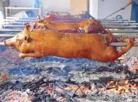  ??  ?? Rico's Lechon has been recognized as Cebu's best lechon for three consectuti­ve years now.